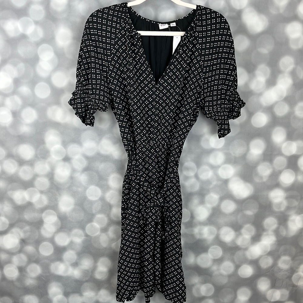 NWT GAP women’s black v neck dress with smocked sleeves. Size Medium